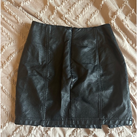MANGOPOP Faux Black Leather Skirt SIZE S - Picture 2 of 8